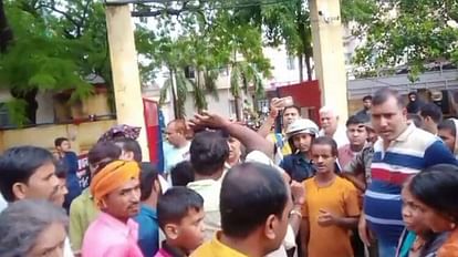 Bihar News: बारिश में बिजली के पोल से रहें दूर, बेगूसराय में जलजमाव से बचने में छूते ही गई जान Youth died after touching electric pole to avoid water logging in Begusarai