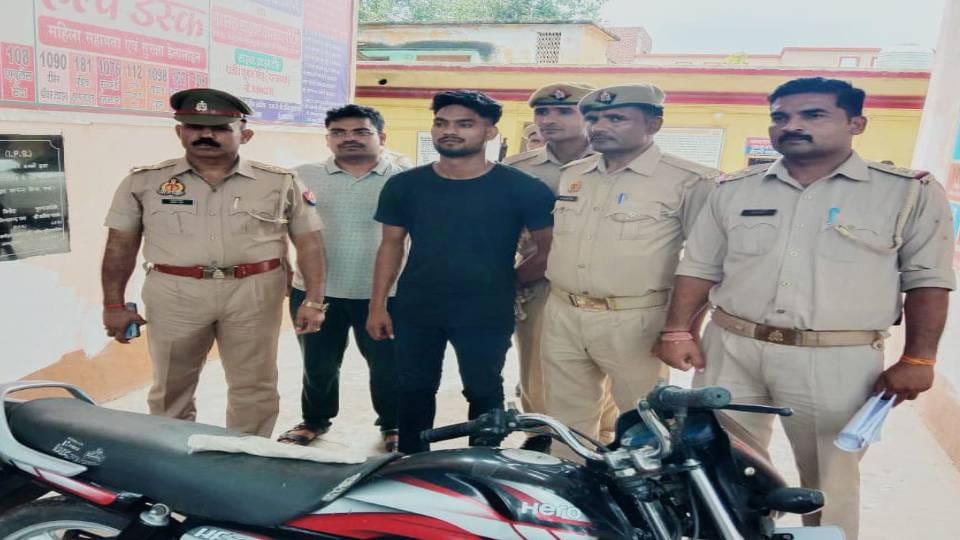 police arrested crook with reward of fifty thousand In Agra