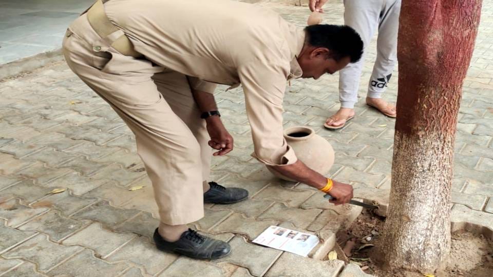 policemen are not afraid of miscreants but of scorpions in mansukhpura police station at Agra