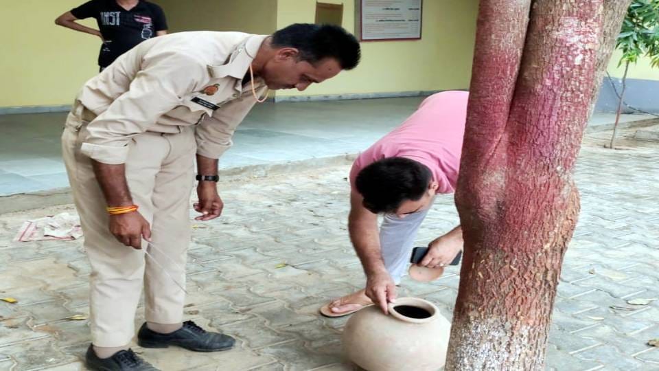 policemen are not afraid of miscreants but of scorpions in mansukhpura police station at Agra