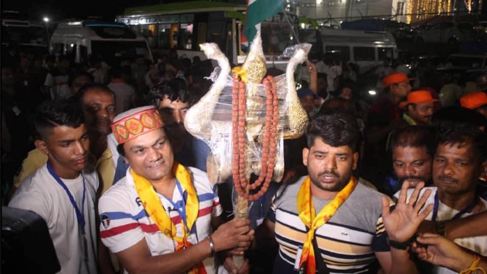 Amarnath Yatra 2023: Devotees of Baba Barfani leave holy cave Damru and Trishul