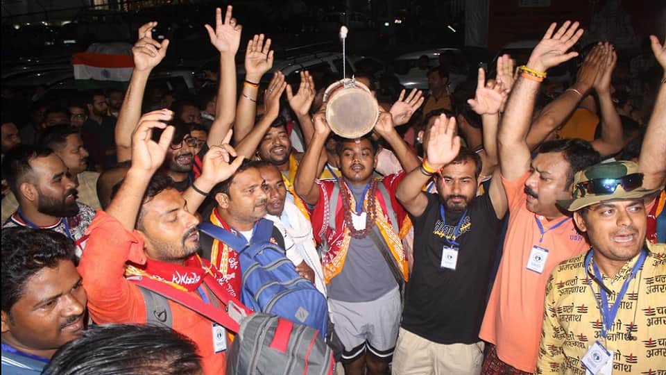 Amarnath Yatra 2023: Devotees of Baba Barfani leave holy cave Damru and Trishul