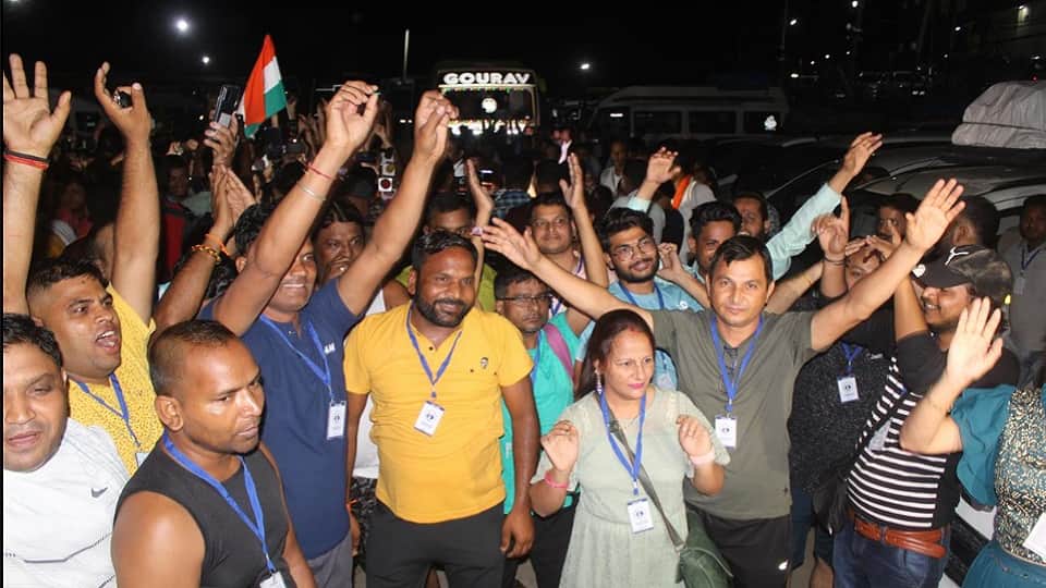Amarnath Yatra 2023: Devotees of Baba Barfani leave holy cave Damru and Trishul
