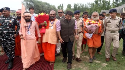 Amarnath Yatra 2023: Har Har Mahadev echoes as soon as the first batch reaches the valley