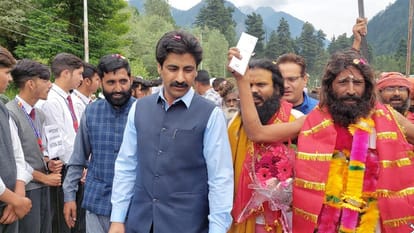 Amarnath Yatra 2023: Har Har Mahadev echoes as soon as the first batch reaches the valley