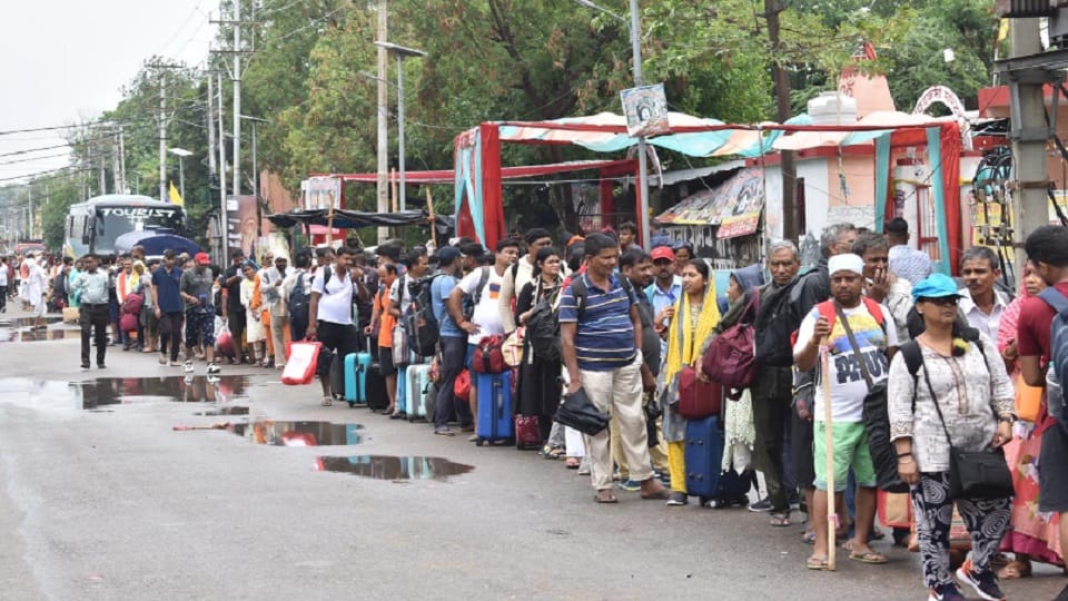 Amarnath Yatra 2023: Devotees Baba Barfani enthusiastic even rain, 4644 tokens issued Saraswati Dham