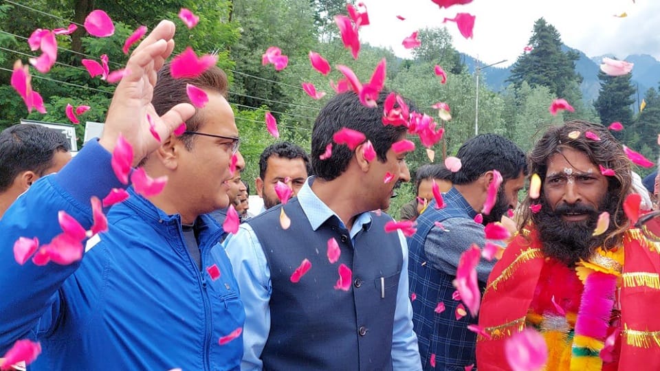 Amarnath Yatra 2023: burqa-clad women shower flowers on Amarnath devotees in Anantnag