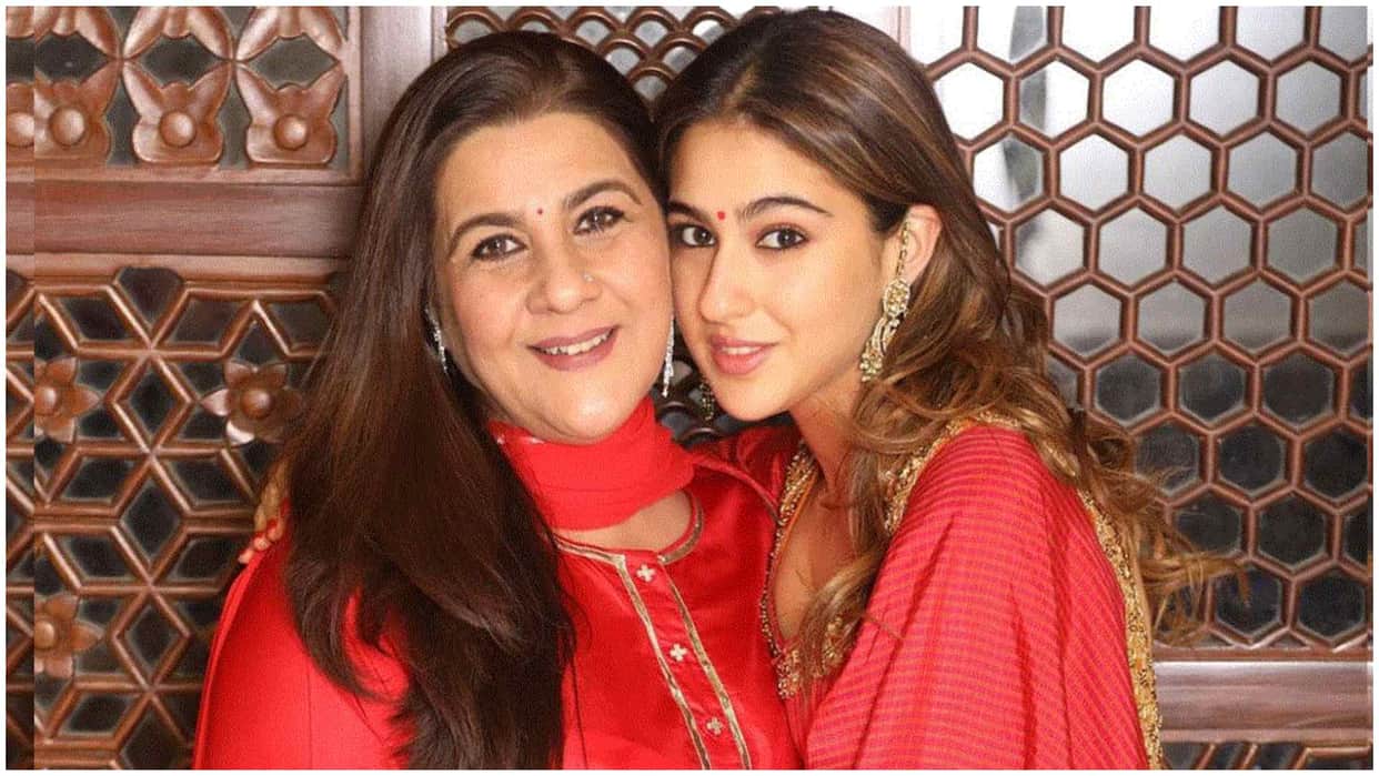 Zara Hatke Zara Bachke actress Sara Ali Khan Reveals Her mother Amrita Singh is obsessed with Twitter