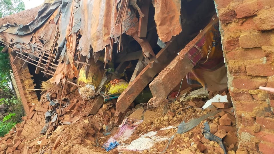 Husband and wife died after being buried in a house that collapsed due to rain