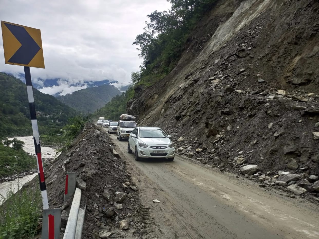 Badrinath National Highway Landslide stones falling All Update Today Uttarakhand news in Hindi