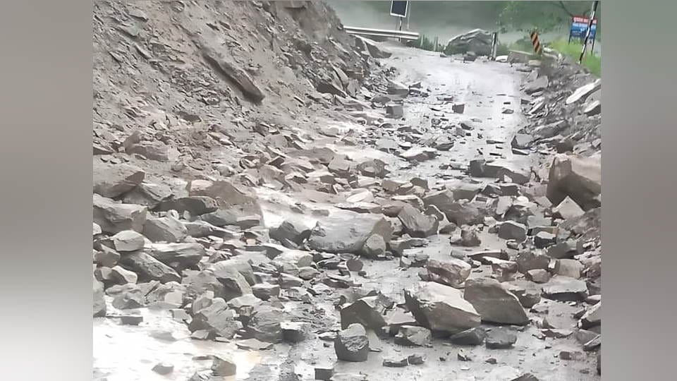 Badrinath Highway Landslide on Hathi Parvat after rainfall panic in Joshimath people Uttarakhand news in Hindi