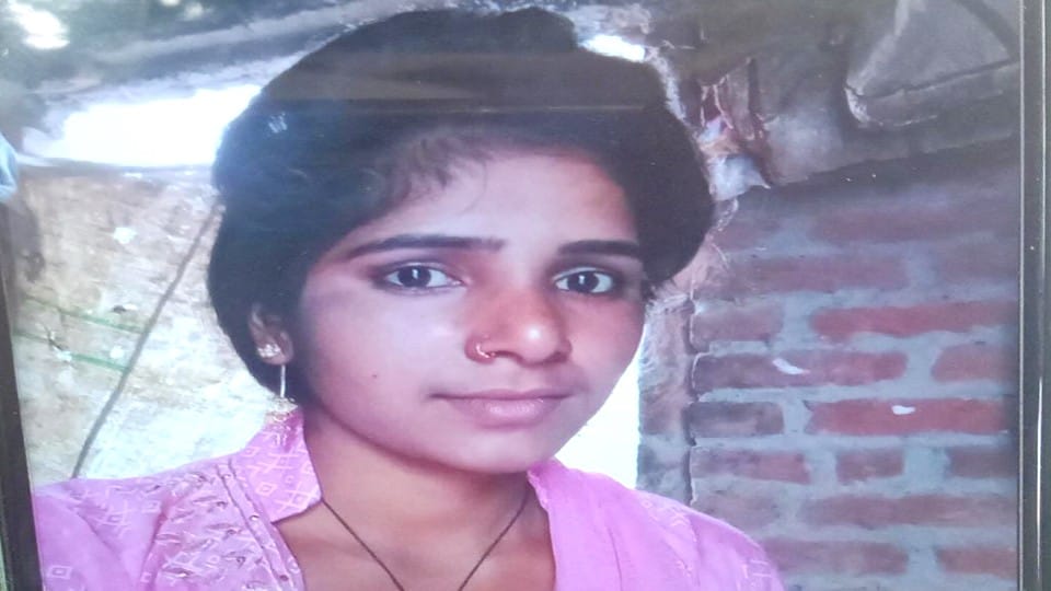 minor girl dead body found hanging in the house in bareilly