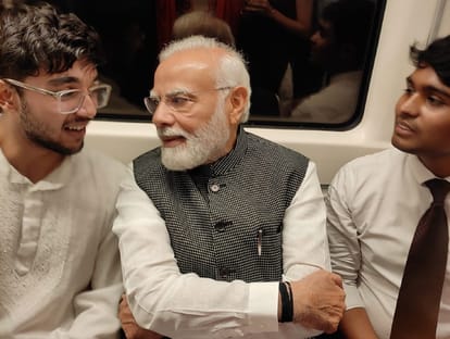 PM Modi in DU: Gujarati student meet PM in metro, Assamese student gave Gamosa