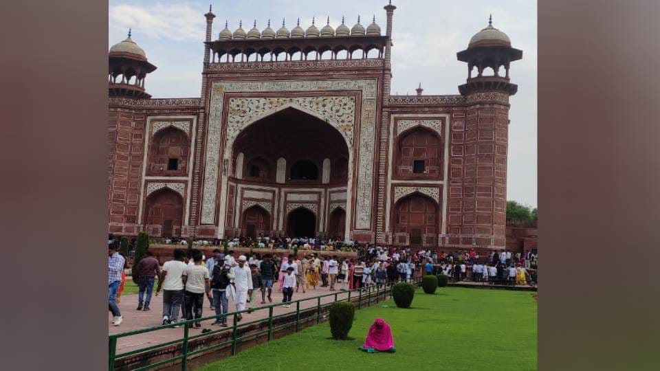 Woman offers namaz in garden in front of Taj Mahal despite ban in Agra