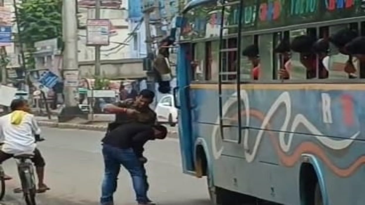 Hawks team beat up young man after getting him off bus in Samastipur, then forced him to lick spit on road