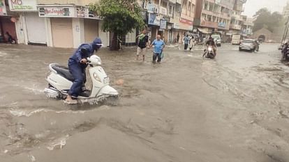 Torrential rain from mountains to plains: Bridges washed away in Jammu and Kashmir and Himachal; Wind blowing at a speed of 50-70 km Heavy rain from mountains to plains Bridges washed away in Jammu and Kashmir and Himachal Pradesh
