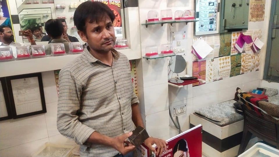 Jewelery shop in Ghaziabad robbed in broad daylight