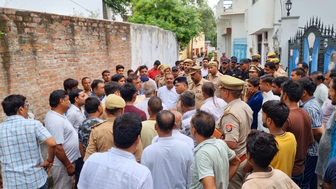 Robbery by taking Kannauj perfume traders family hostage, police suspect involvement of an acquaintance