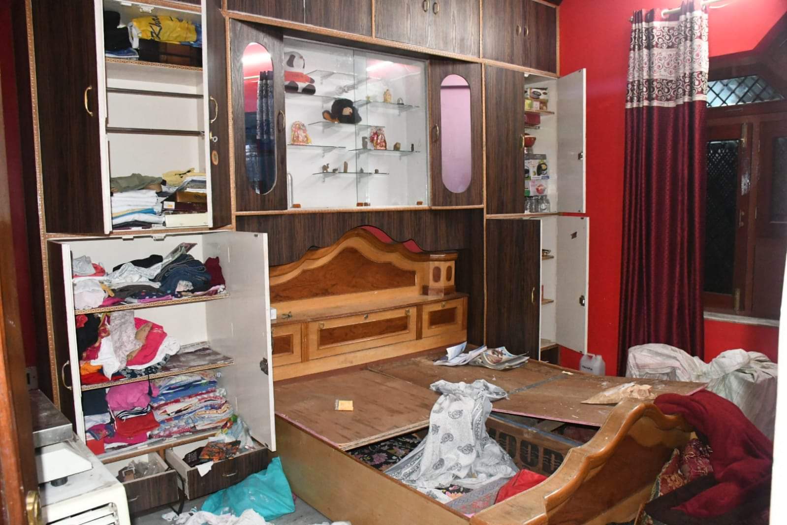 Robbery by taking Kannauj perfume traders family hostage, police suspect involvement of an acquaintance