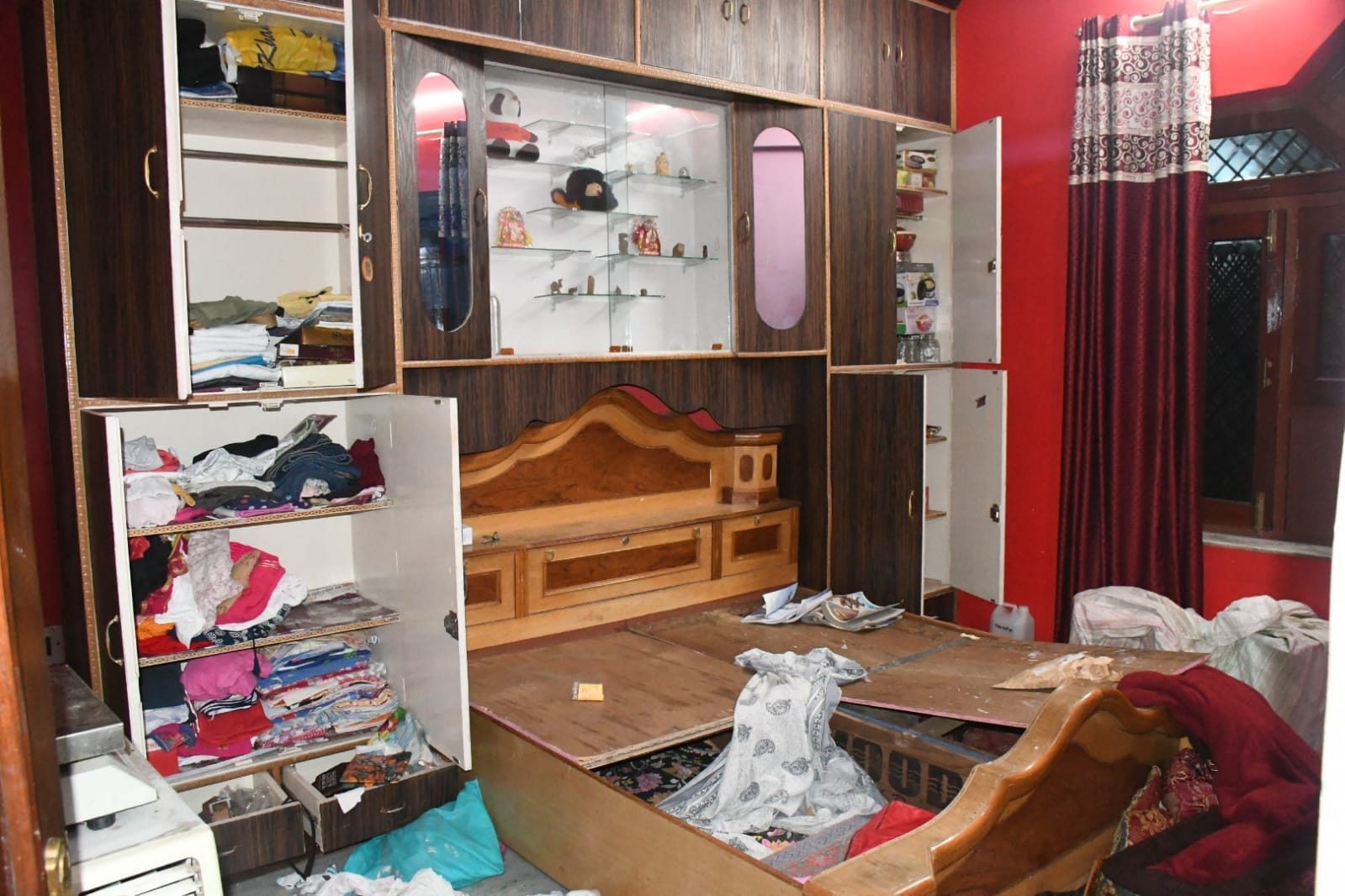 Robbery by taking Kannauj perfume traders family hostage, police suspect involvement of an acquaintance