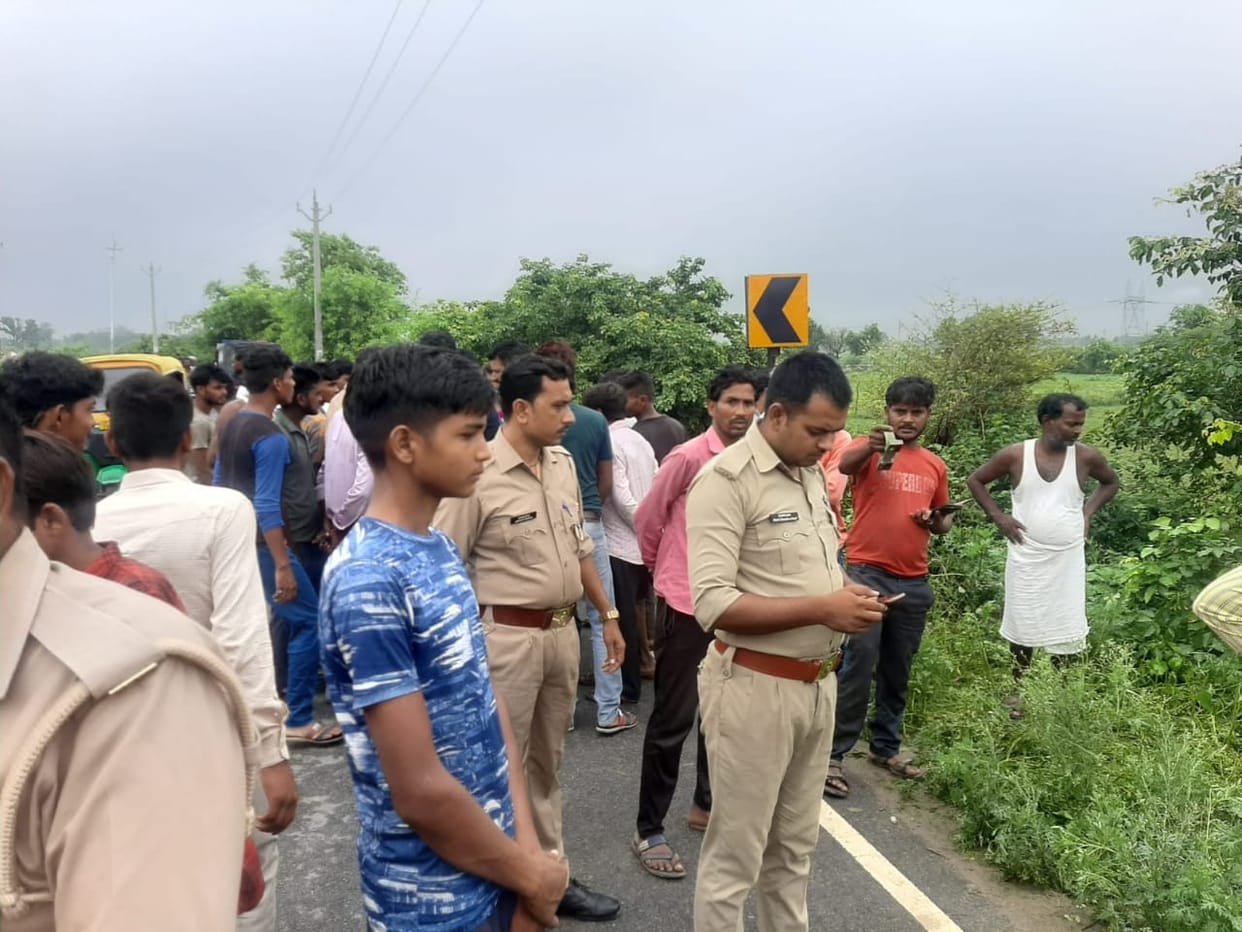 Uncontrolled bike collided with pole, accident happened on Agra Lucknow Expressway, two people died