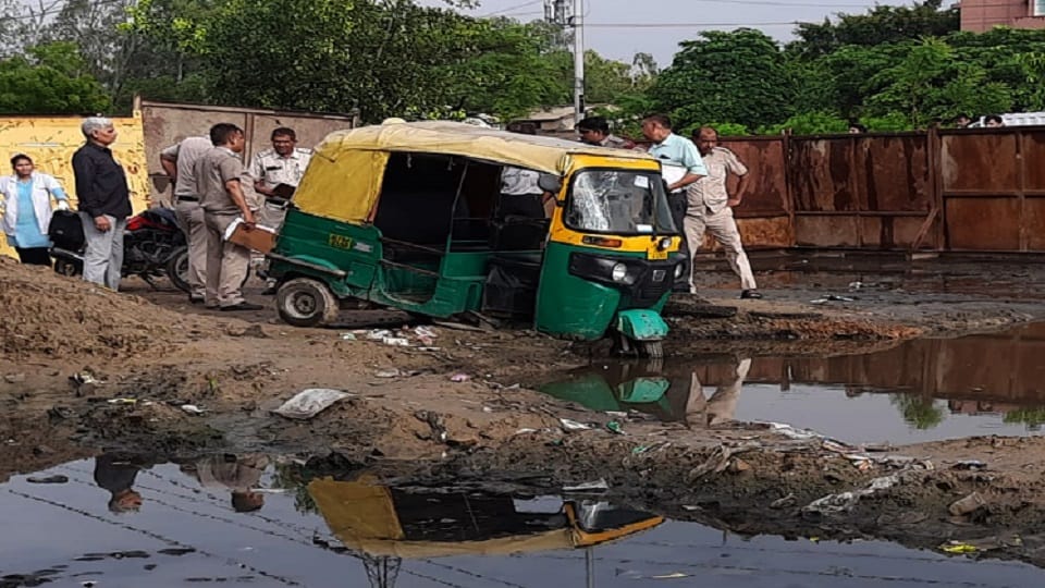 auto driver died after falling into a pothole in Harsh Vihar