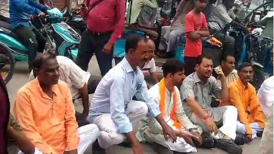 BJP corporators protest over water supply problem in shahjahanpur