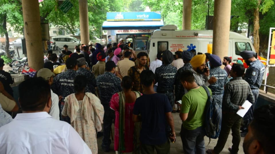 Ruckus in Jalandhar Civil Hospital against doctor for taking money in lieu of cutting MLR