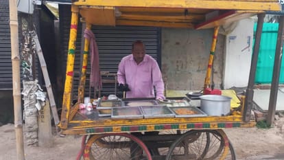 Daughter of sweets vendor Rachana Gupta got nine gold medals in Gorakhpur University