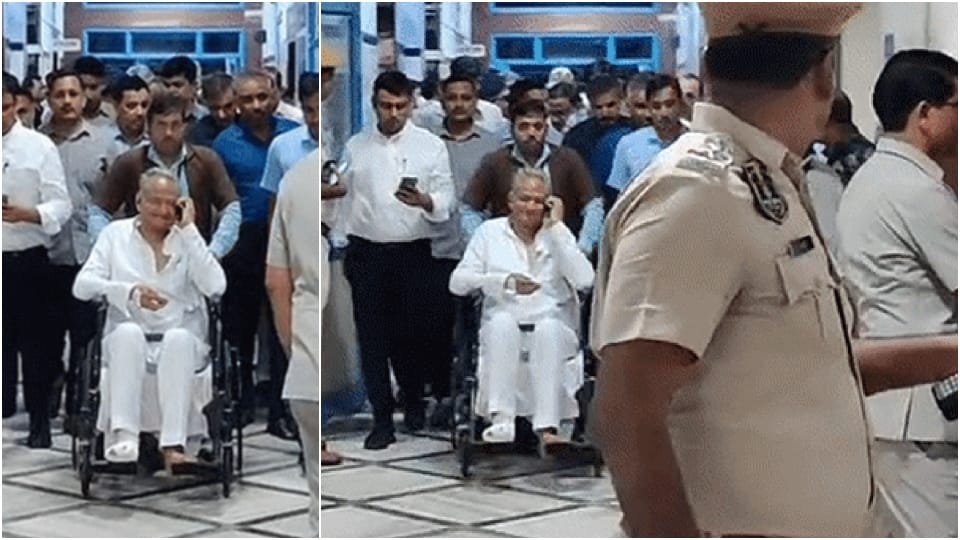 अस्पताल से सीएम हाउस जाते अशोक गहलोत।