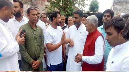 चंद्रशेखर से मिलने पहुंचे अतुल प्रधान।