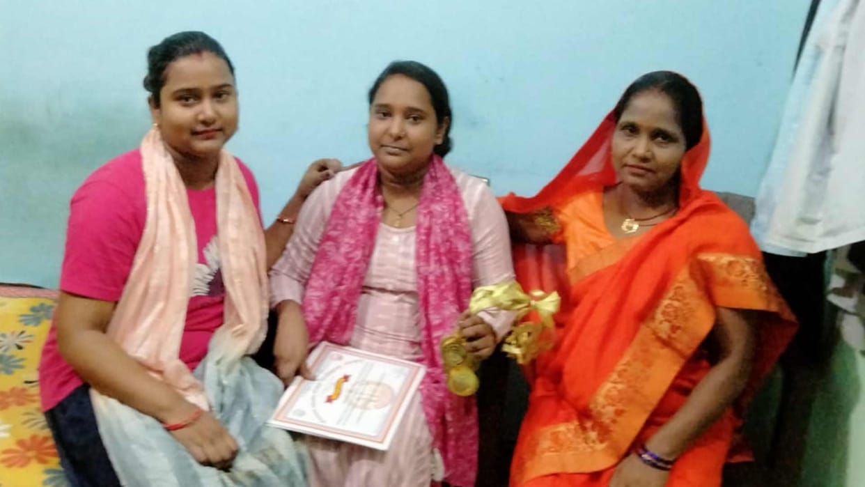 Daughter of sweets vendor Rachana Gupta got nine gold medals in Gorakhpur University