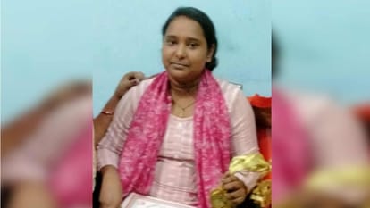 Daughter of sweets vendor Rachana Gupta got nine gold medals in Gorakhpur University