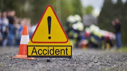 Guna: collision between Bolero and truck, one youth died on the spot, one in critical condition
