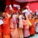जम्मू में दूसरे दिन अमरनाथ यात्रा में शामिल होने के लिए पंजीकरण करवाते साधु