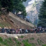 अमरनाथ यात्री बालटाल आधार शिविर से गुफा की तरफ जाते हुए
