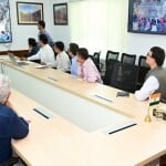 श्रीनगर में एलजी मनोज सिन्हा अमरनाथ यात्रा का हाल जानते हुए