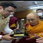 तिब्बती धर्म गुरु दलाई लामा को स्मृति चिन्ह भेंट करते सतीश जग्गी