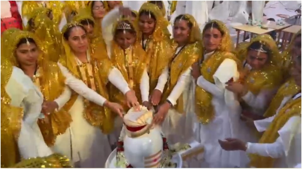 400 girls took 7 rounds of Shivling and garlanded Lord Shiva and became Brahmakumaris