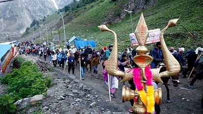 Amarnath Yatra 2023: बाबा बर्फानी के भक्तों का उधमपुर में जोरदार स्वागत, माता वैष्णो की चुनरी की गई भेंट Amarnath Yatra 2023: Devotees of Baba Barfani welcomed in Udhampur, Chunri of Mata was presented devotees