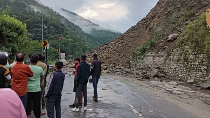 Badrinath Highway: चमोली के छिनका में बंद हाईवे वाहनों की आवाजाही के लिए खुला, पहाड़ी से अभी भी छिटक रहे पत्थर Badrinath highway blocked in Chhinka opened Uttarakhand weather News today