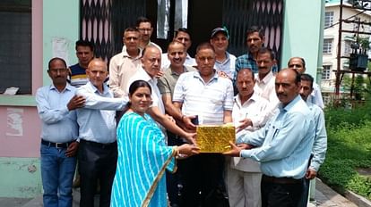 Hamirpur News: सेवानिवृत्ति के बाद कार्यालय के गेट से हो रही कर्मचारियों की विदाई Employees retirement on gate of dissolved HPSSC Hamirpur Office