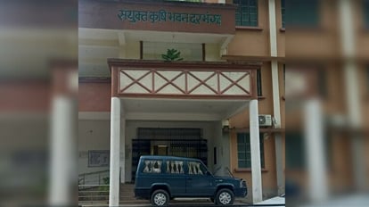 Bihar: कृषि कार्यालय में तैनात रहे प्रधान लिपिक से 13 लाख रुपये वसूलेगा विभाग; आरटीआई से हुआ खुलासा Department will recover Rs 13 lakh from head clerk posted in agriculture office in Darbhanga; Revealed by RTI