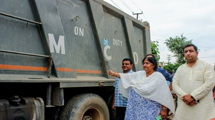 यूपी में पकड़ी गई MCD की चोरी: गाजियाबाद में डंप हो रहा था दिल्ली का कूड़ा, महापौर ने पकड़े नौ ट्रक; एफआईआर की