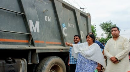 Delhi s garbage dumped in Ghaziabad Mayor of Ghaziabad caught nine trucks