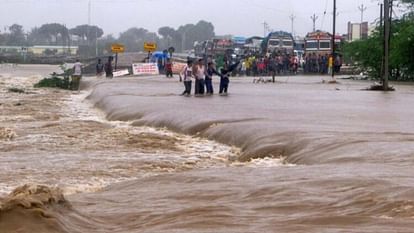 Gujarat: गुजरात में आसमान से बरसी आफत, गांधीधाम रेलवे स्टेशन में भरा पानी, एनडीआरएफ अलर्ट पर gujarat heavy rain kachchh gandhidham railway station face severe waterlogging