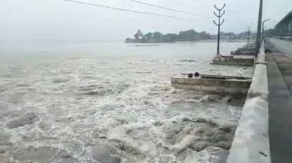 Lakhs of cusecs of water released from Bhimnagar Kosi barrage in Madhubani; People expressed fear about flood