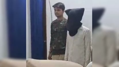 Lover arrested for making photo viral with girlfriend in Sitamarhi with weapon in his hands