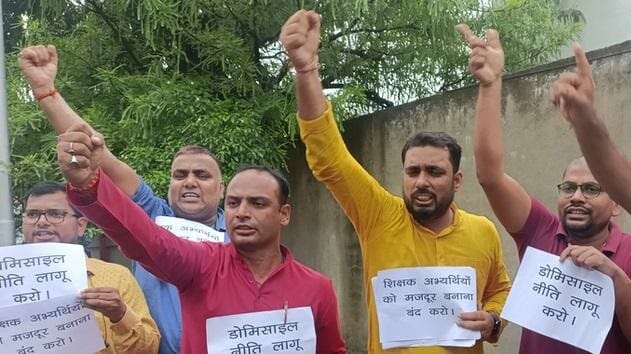 Bihar ; Protest of teacher candidates in Patna, Raj Bhavan march, Domicile policy, opposition new teacher rule