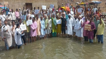 Varanasi: सर्व सेवा संघ को बचाने के लिए गंगा में खड़े होकर लिया संकल्प, गांधी-जेपी की विरासत बचाने का आह्वान Sarva Seva Sangh issue varanasi people stand in Ganga and take sankalp for save legacy of Gandhi-JP
